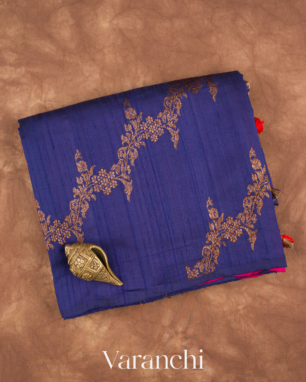 Deep Violet Borderless Lehariya Pure Raw Silk Handloom Saree — Folded